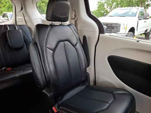 Used 2024 Chrysler Pacifica Touring-L FWD image 28