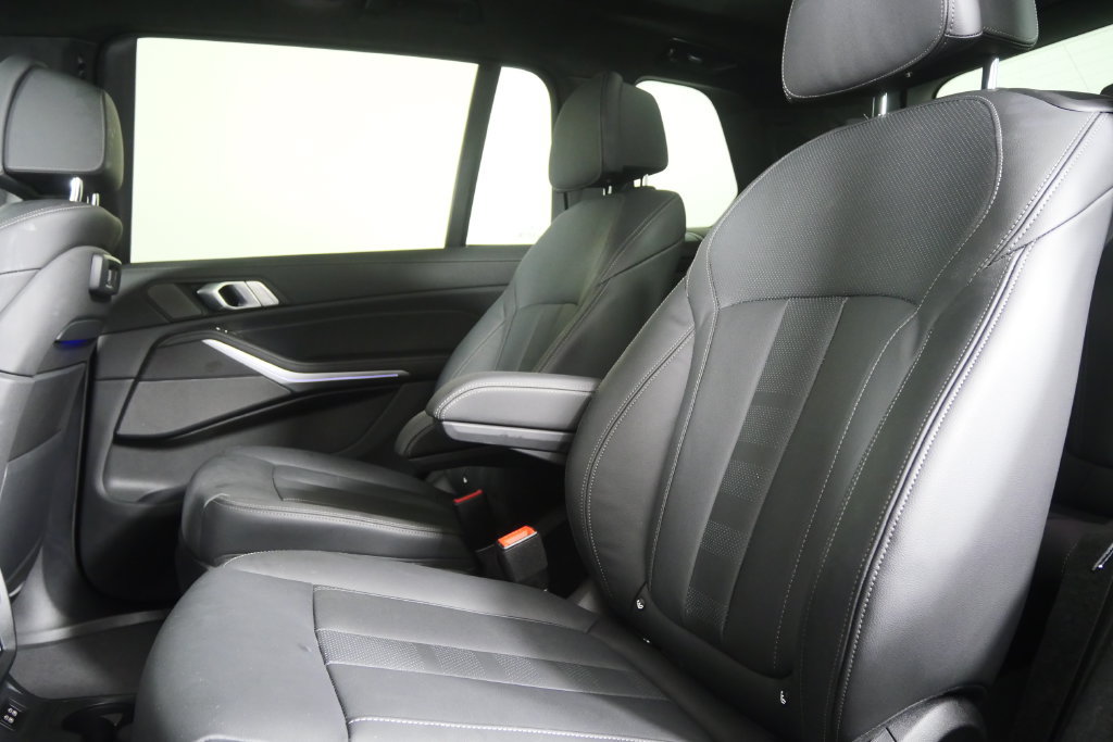 Used 2022 BMW X7 M50i AWD/4WD image 16