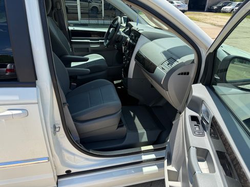Used 2010 Dodge Grand Caravan SXT w/ Trailer Tow Group FWD image 12
