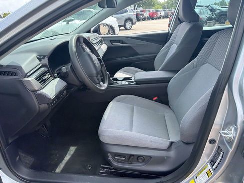 Used 2025 Toyota Camry LE w/ Convenience Package image 10