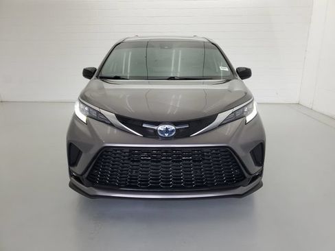 Used 2022 Toyota Sienna XSE w/ XSE Plus Package AWD/4WD image 3