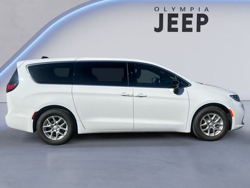 New 2026 Chrysler Pacifica Select image 6