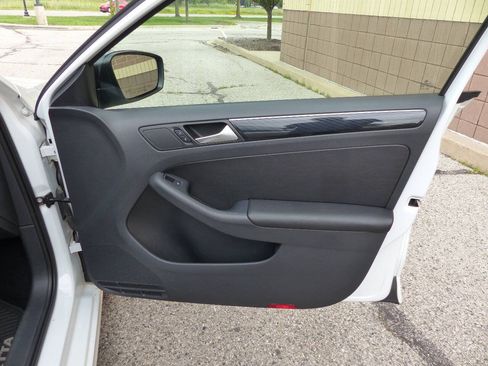 Used 2015 Volkswagen Jetta Sport FWD image 42