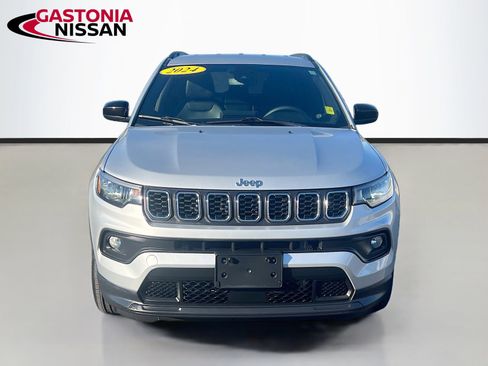 Used 2024 Jeep Compass Latitude image 2