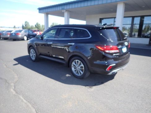 Used 2017 Hyundai Santa Fe SE image 3