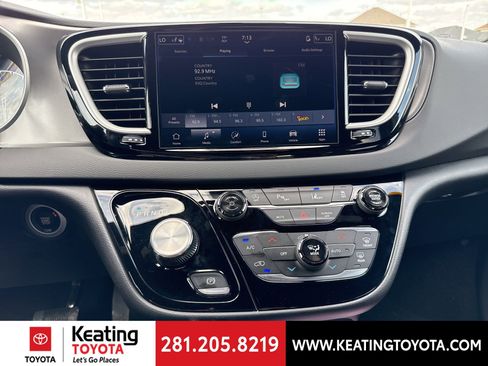 Used 2026 Chrysler Pacifica Select image 19