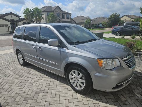 Used 2016 Chrysler Town & Country Touring FWD image 1