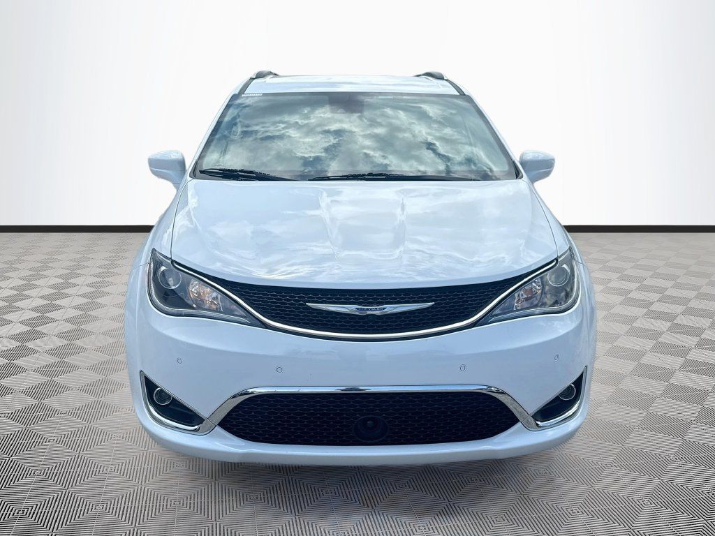 Used 2019 Chrysler Pacifica Touring-L Plus w/ Advanced Safetytec Group FWD image 2