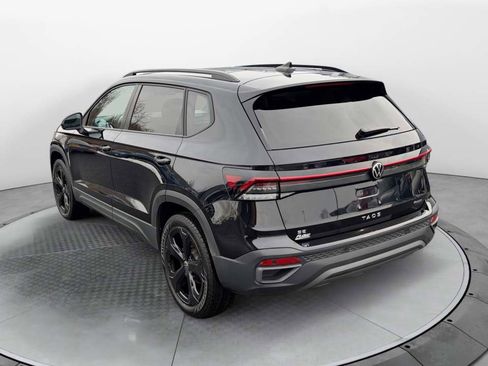 Used 2025 Volkswagen Taos SE image 5