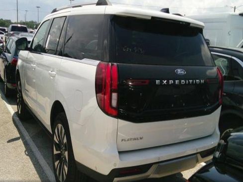 Used 2025 Ford Expedition Platinum w/ Driver's Package AWD/4WD image 3