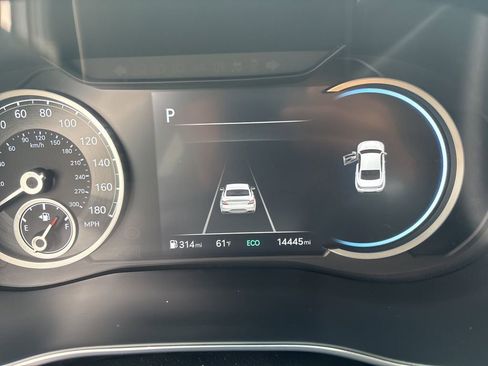 Used 2025 Genesis G70 2.5T image 14