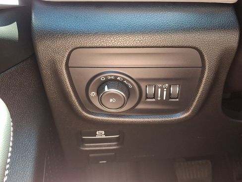 Used 2023 Jeep Grand Cherokee L Limited AWD/4WD image 25