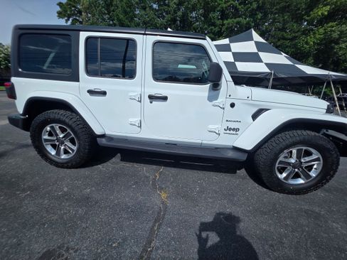 Used 2018 Jeep Wrangler Unlimited Sahara AWD/4WD image 4