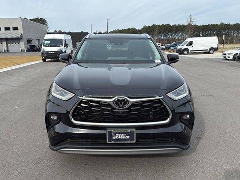 Used 2024 Toyota Highlander Platinum image 2