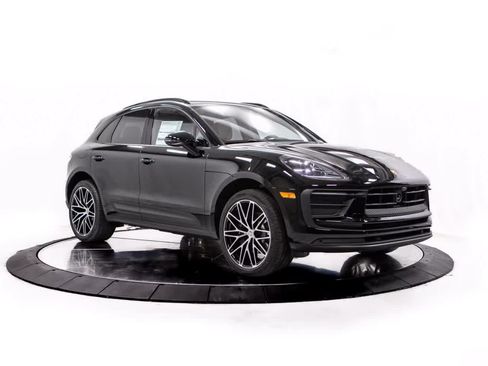Certified 2026 Porsche Macan AWD/4WD image 9