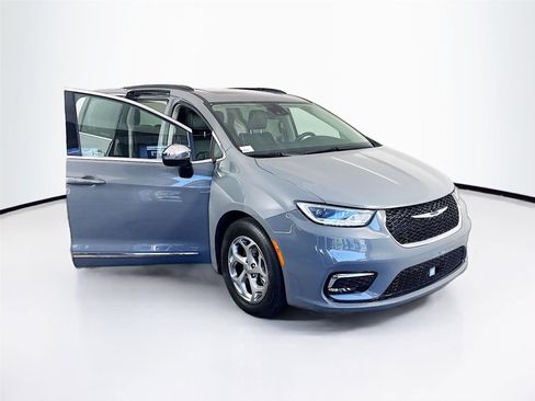 Used 2023 Chrysler Pacifica Limited FWD image 38