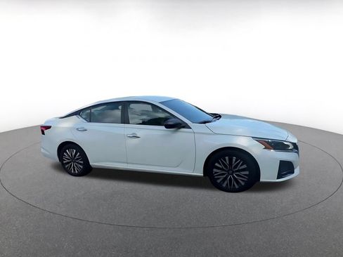 Used 2025 Nissan Altima 2.5 SV FWD image 2