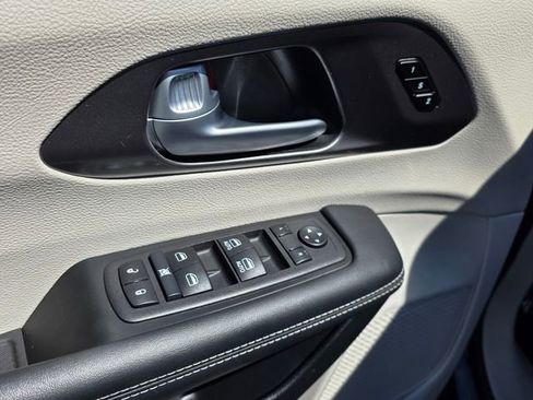 Used 2024 Chrysler Pacifica Touring-L FWD image 8
