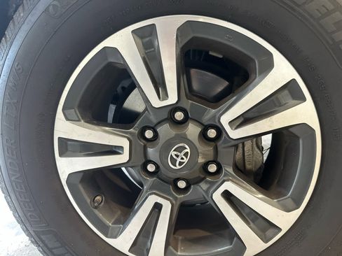 Used 2018 Toyota Tacoma TRD Sport image 5