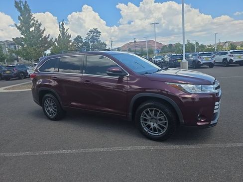 Used 2017 Toyota Highlander LE w/ Carpet Mat Package FWD image 1