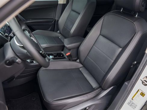 Used 2020 Volkswagen Tiguan SE w/ Panoramic Sunroof Package image 10