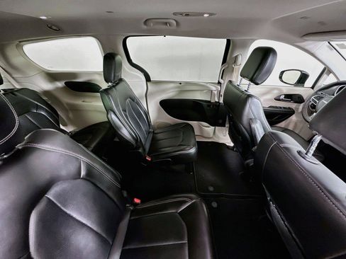 Used 2024 Chrysler Pacifica Touring-L FWD image 27