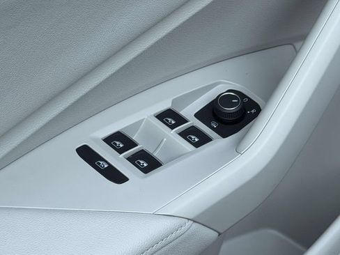 Certified 2023 Volkswagen Jetta SE w/ Panoramic Sunroof Package FWD image 17