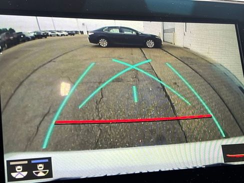 Used 2019 Toyota Avalon Limited image 10