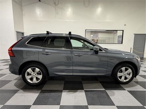 Used 2022 Volvo XC60 B5 Momentum image 4