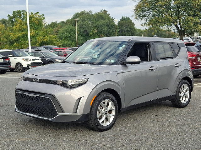Used 2025 Kia Soul LX w/ LX Technology Package FWD image 1