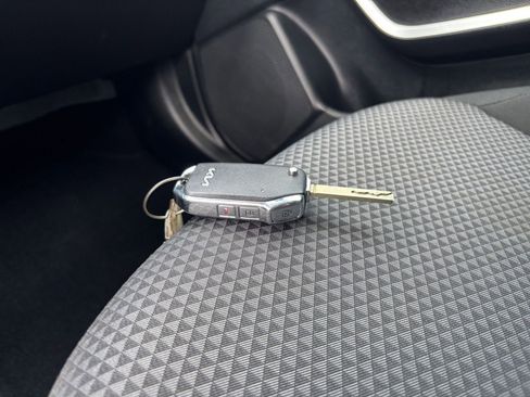 Used 2025 Kia Soul LX w/ LX Technology Package FWD image 21