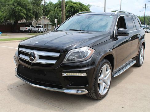 Used 2014 Mercedes-Benz GL 550 4MATIC w/ Driver Assistance Package image 4