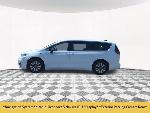 Used 2024 Chrysler Pacifica Limited FWD image 2