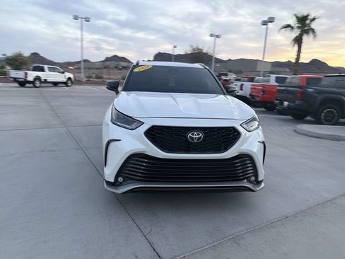 Used 2021 Toyota Highlander XSE FWD image 2