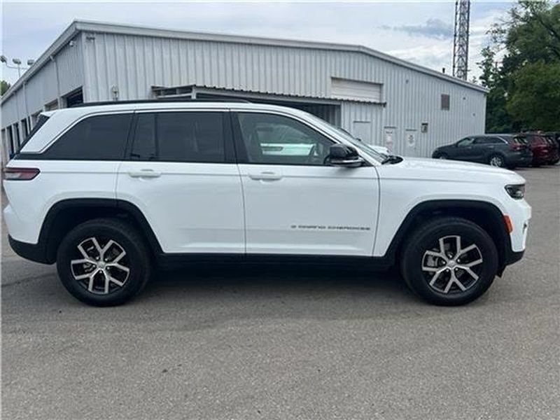 Used 2025 Jeep Grand Cherokee Limited AWD/4WD image 44