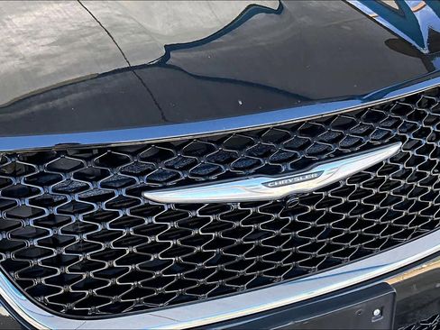 Used 2023 Chrysler Pacifica Touring-L image 29