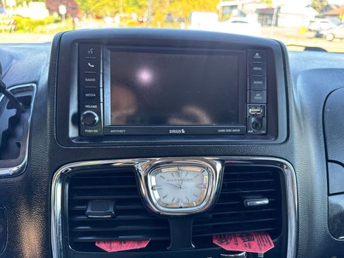 Used 2015 Chrysler Town & Country Touring FWD image 32