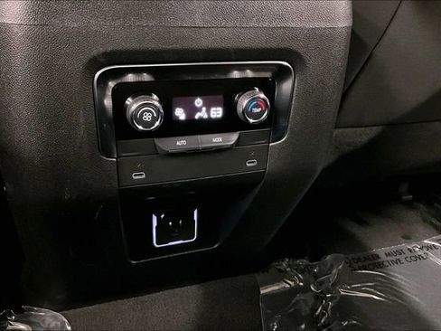 Used 2025 Chevrolet Suburban Z71 image 33