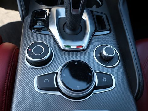 Used 2022 Alfa Romeo Giulia Veloce image 25