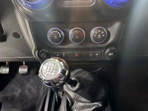 Used 2015 Jeep Wrangler Unlimited Sahara w/ Dual Top Group AWD/4WD image 29
