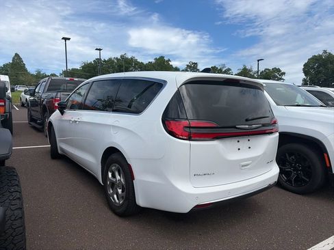 Used 2024 Chrysler Pacifica Limited FWD image 5