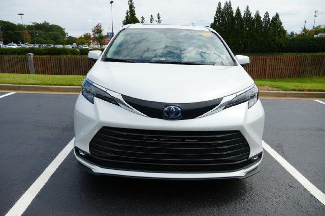 Used 2025 Toyota Sienna XLE FWD image 4