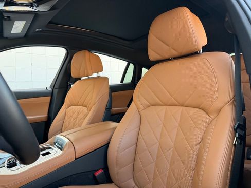 Used 2025 BMW X6 xDrive40i w/ Climate Comfort Package image 5