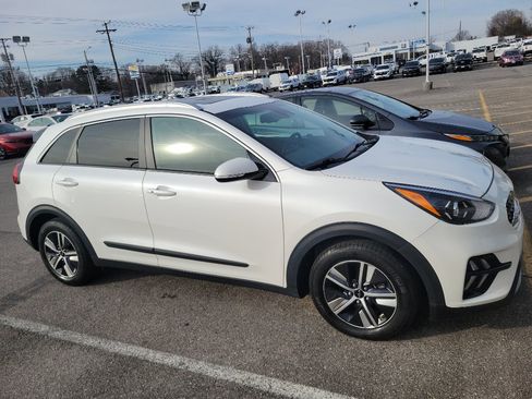 Used 2022 Kia Niro EX Premium image 2