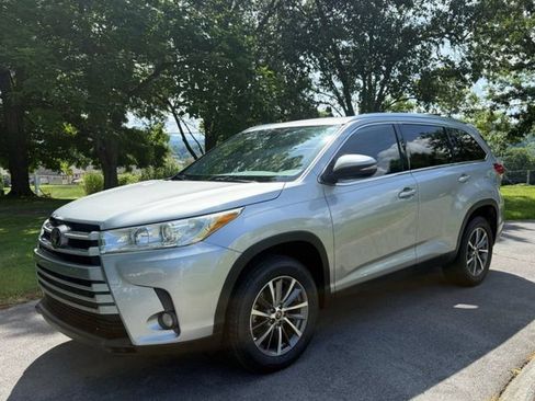Used 2019 Toyota Highlander XLE FWD image 5