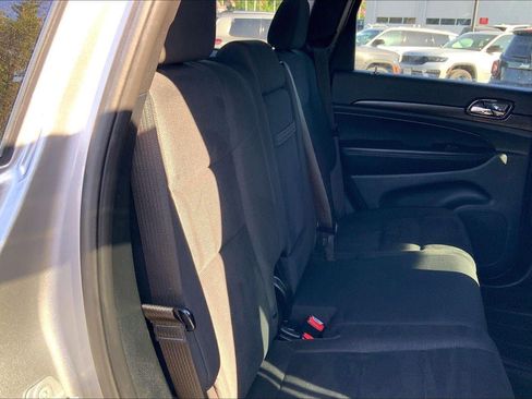 Used 2017 Jeep Grand Cherokee Laredo AWD/4WD image 23