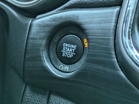 Used 2021 Jeep Grand Cherokee Laredo AWD/4WD image 39