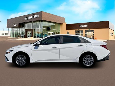 New 2026 Hyundai Elantra Hybrid FWD image 3