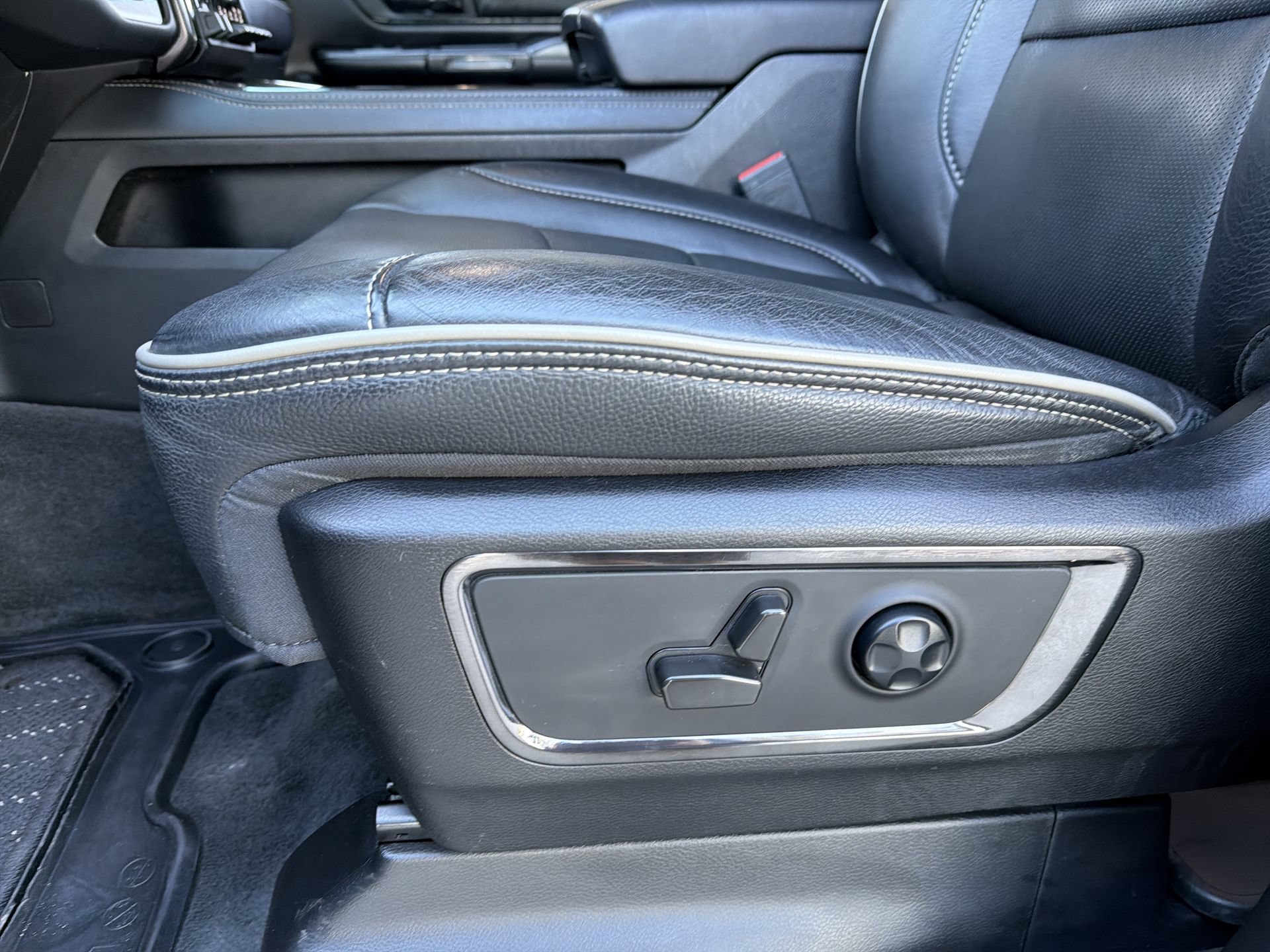 Used 2022 RAM 1500 Limited w/ Body Color Bumper Group AWD/4WD image 12