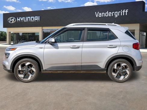 Used 2024 Hyundai Venue SEL FWD image 2